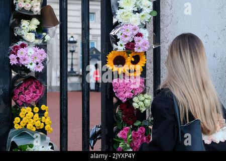 Buckingham Palace, Londra, Regno Unito. 8th settembre 2022. La regina Elisabetta II muore a 96 anni. Scene all'esterno di Buckingham Palace. Credit: Matthew Chattle/Alamy Live News Foto Stock