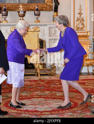 Foto del file datata 5/3/2019 della Regina Elisabetta II a cui si è aggiunto il primo Ministro Theresa May in occasione di un ricevimento a Buckingham Palace a Londra per celebrare il cinquantesimo anniversario dell'investitura del Principe di Galles. La regina vide 13 primi Ministri venire e andare durante il suo regno - con Boris Johnson come il 14th. Data di emissione: Giovedì 8 settembre 2022. Foto Stock