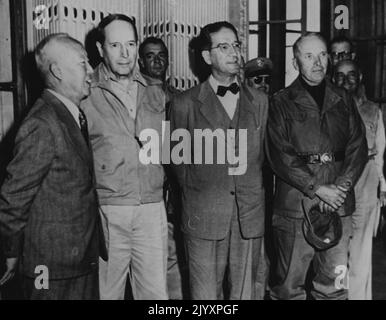 Una conferenza in Corea -- da sinistra:- Syngman Rhee, Presidente della Repubblica coreana; generale Douglas MacArthur, comandante in capo delle forze dell'ONU in Corea; John Muccio, Ambasciatore degli Stati Uniti in Corea; E il maggiore generale Edward M. Almond, comandante del generale X. Corps, conferisce al palazzo del Campidoglio di Seoul, Corea, prima delle cerimonie tenute per restituire la capitale della Repubblica coreana al presidente Rhee. Ottobre 19, 1950. (Foto di Paul Popper Ltd). Foto Stock