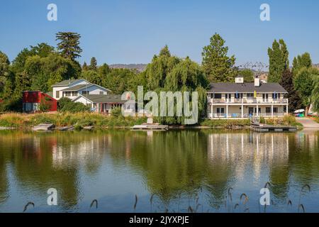 Pelican Marina case di quartiere e lago a Klamath Falls Oregon. Foto Stock