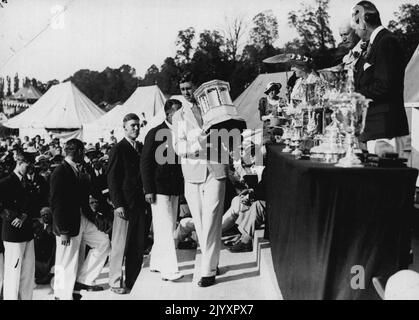 L'ultimo giorno di Henley. Il tempo glorioso ha favorito le finali della regata reale di Henley che ***** Folla molto numerosa, a Henley-on-Thames, Oxon, luglio 7th. Lady Ampthil presenta la coppa Grand Challenge al Lender Club che batte la Prince Town University, U.S.A.) in finale. Agosto 21, 1934. (Foto di Sport & General Press Agency, Limited). Foto Stock