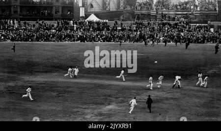 Inghilterra V. Australia: 5th Test Match all'ovale, Londra -- la nostra fotografia mostra gli australiani che corrono per il Padiglione all'ovale, dopo aver vinto gli Ashes. Ottobre 1, 1954. Foto Stock