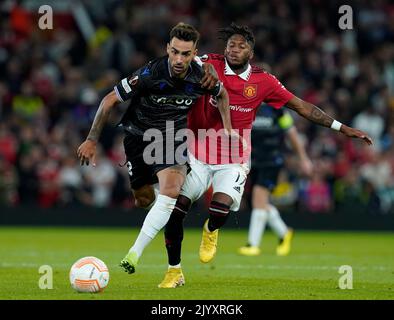 Manchester, Inghilterra, 8th settembre 2022. Brais Méndez della Real Sociedad si presenta davanti a Fred del Manchester United durante la partita della UEFA Europa League a Old Trafford, Manchester. L'immagine di credito dovrebbe essere: Andrew Yates / Sportimage Foto Stock