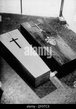 Quando Un Papa Dies:- il corpo del Papa è deposto in una tripla bara. La foto mostra la bara interna in legno piano e quella esterna in legno pregiato. Tra questi due in legno c'è una bara di piombo. Febbraio 10, 1955. (Foto di Paul Popper Ltd.) Foto Stock