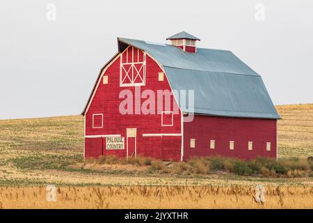 Stati Uniti, Washington state, Whitman County. Palouse. Settembre 8, 2021. Uniontown. Via S. Montgomery. Granaio rosso. Foto Stock