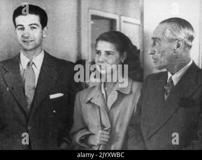 Foto mostra:- da sinistra a destra - Luis Martinoz do Irujo; la sua Finanza la Duchessa di Montoro; e suo Padre, il Duca di Alba, all'Airfiold Barajas di Madrid, dopo l'arrivo del Duca da Londra. Il più grande evento sociale spagnolo per molti anni si svolgerà domenica 12 ottobre a Siviglia, quando la figlia del Duca di Alba, la Duchessa di Montero sposerà Luis Martinoz do Irujo, figlio del Duca di Sotomayor. La cerimonia si svolgerà presso il Catedral di Siviglia, a Follwood, a cura Di Un pranzo nel Palazzo del Fuke, Las Ducnas. Lo Sposo, Padre Whoso, è il rappresentante non ufficiale di Don Juan in Spagna, Foto Stock