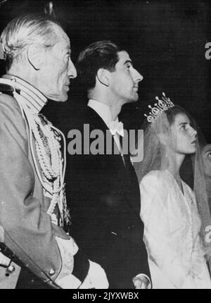 Foto mostra:-da sinistra a destra, il Duca su Alba: Luis Martinez De ***** , La Sala; e la Duchessa di Montoro, il Bwide; davanti all'altare maggiore nella Cattedrale di Siviglia, durante la cerimonia del matrimonio, il 12 ottobre. Il Duca di Alba e la Duchessa di Armando (non vista in immagine) rappresentarono Don Juan, pretendente al Trono Spagnolo e alla sua Regina Mercedes, che Nere Best Man e matrono di Honojr. Soarlet e oro - le uniformi intrecciate degli antichi crateri militari spagnoli, erano in forte contrasto con i lunghi abiti neri e le mantiglie indossate dai ladri alle nozze della duchessa di Montone, 21 anni Foto Stock