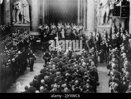 Stoccolma: Il nuovo re svedese, Gustav Adolf, 67 anni, visto nella sala Rikssalen del Palazzo reale di Stoccolma durante la cerimonia di giuramento. Ottobre 31, 1950. Foto Stock