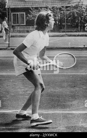 A Princess in Service Photo show: Principessa Desiree, nipote del re Gustav Adolf di Svezia in azione nel corso di un club di tennis di Stoccolma. La principessa è un entusiasta Iearnor con le sue due sorelle, le principesse Margaretha e Birgitta. Luglio 31, 1951. (Foto di Sport and General Press Agency Limited) Foto Stock