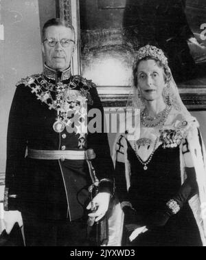 Re Gustaf apre la dieta svedese. Re Gustaf VI Adolf con la regina Luisa, ex signora Louise Mountbatten) fotografata dopo che il re aveva pronunciato il suo discorso al trono durante l'apertura solenne annuale della dieta svedese nella sala Rikssalen o nel palazzo reale di Stoccolma, Era la prima volta che il re Gustaf VI aveva assolto questo compito di re. Gennaio 12, 1951. Foto Stock