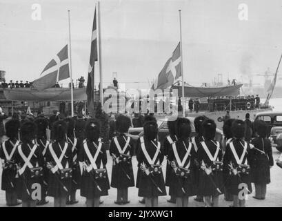 Ultimo viaggio del principe Custav Adolf: Scena al porto di Copenaghen dopo la bara del principe Gustav Adolf di Svezia (che fu ucciso in un incidente aereo a Copenaghen, gennaio 26 aveva ben preso a bordo del svedese Ironclad 'Oscar' gennaio 30. Gli uomini delle Guardie reali danesi formarono Una Guardia d'onore sul lato del molo. La bara del principe Gustav Adolf viene portata a Stoccolma, dove sarà sepolto a Riddarholmen ***** , Posto di riposo tradizionale, ***** Famiglia reale. Febbraio 13, 1947. (Foto per foto stampa associata) Foto Stock