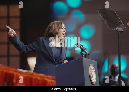 Houston Texas USA, 8 2022 settembre: Keynote Speaker il Vice Presidente degli Stati Uniti KAMALA HARRIS si rivolge alla folla durante l'ultimo giorno della Convention Nazionale Battista 142nd all'Hilton of the Americas Hotel. Credit: Bob Daemmrich/Alamy Live News Foto Stock