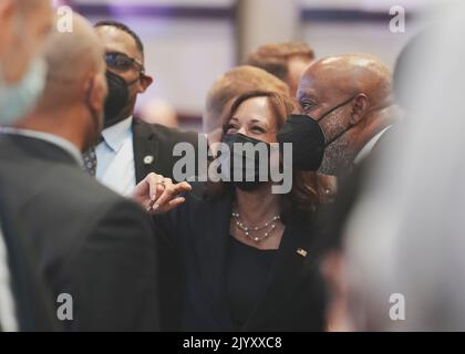 Houston Texas USA, settembre 8 2022: Keynote Speaker il Vice Presidente degli Stati Uniti KAMALA HARRIS si pone per le foto dopo essersi rivolto alla folla durante l'ultimo giorno della Convention Nazionale Battista 142nd all'Hilton of the Americas Hotel. Credit: Bob Daemmrich/Alamy Live News Foto Stock