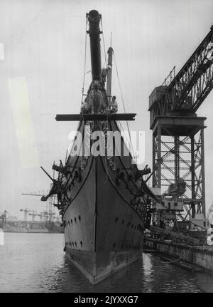 Un Yacht reale è preparato per la sua fine - i marinai cominciano sulla rimozione del ***** Di armi dalle centine del vecchio Royal Yacht Victoria e Albert, sdraiato a Portsmouth Dockyard dove lei è stata spogliata delle sue attrezzature prima di essere rotto. La nave fu commissionata nel 1901. I mobili più pregiati sono già stati trasferiti al nuovo Royal Yacht Britannia e a Buckingham Palace. Settembre 29, 1954. (Foto di Reuterphoto). Foto Stock