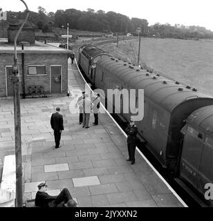 1963: Foto del file datata agosto 1963 degli allenatori del treno coinvolto nella rapina di £2,5 milioni di posta - la "Grande rapina del treno" - sotto la guardia di polizia a Cheddington Station, Buckinghamshire. Data di emissione: Giovedì 8 settembre 2022. Foto Stock