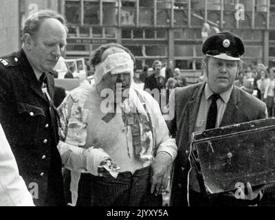 1973: Foto del file datata marzo 1972 del barrister James Crespi che viene portato via, ferito e bandito, dopo essere stato ferito da una bomba dell'IRA fuori dall'Old Bailey a Londra. Data di emissione: Giovedì 8 settembre 2022. Foto Stock