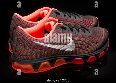 Paio di scarpe da ginnastica Nike Air Max Tailwind 6 multicolore con design nero Foto Stock