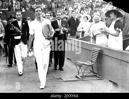 Perry Beats Cocket in Singles of the Davis Cup Finals. Perry lascia i tribunali dopo la sua vittoria su schochet. L'ex campione René Laceste è mostrato a sinistra. Luglio 20, 1933. (Foto di ACME News Pictures, Inc.). Foto Stock