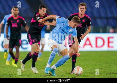 ROMA, ITALIA - 8 SETTEMBRE: Toma Basic del Lazio Roma, Oussama Idrissi del Feyenoord durante la partita di UEFA Europa League Group F tra Lazio Roma e Feyenoord allo Stadio Olimpico il 8 settembre 2022 a Roma (Foto di René Nijhuis/Orange Pictures) Foto Stock