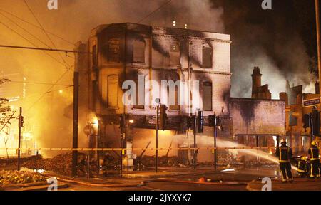 2011: Foto del file datata agosto 2011 di una proprietà in fiamme vicino a Reeves Corner, Croydon, Londra sud, durante una terza notte di disordini nella capitale, con problemi che si rialzano in altre città inglesi. Data di emissione: Giovedì 8 settembre 2022. Foto Stock