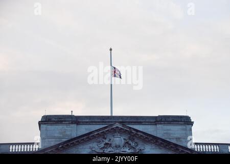 Londra, Regno Unito. 8th Set, 2022. L'Union Jack in cima a Buckingham Palace vola a metà albero mentre muore la regina Elisabetta II, di 96 anni. Credit: Vuk Valcic/Alamy Live News Foto Stock