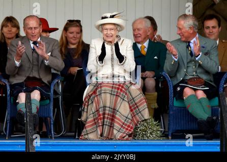 Foto del file datata 6/9/2014 della Regina Elisabetta II, del Duca di Edimburgo e del Principe di Galles che partecipano al raduno di Braemar Royal Highland a Braemar, Scozia. La Scozia è stata un luogo speciale per la Regina nel corso dei decenni, sia per le vacanze che per i doveri reali. Ha trascorso parte della sua luna di miele a Birkhall nella tenuta rurale Balmoral nell'Aberdeenshire e la tenuta era la sua residenza preferita in Scozia. Data di emissione: Giovedì 8 settembre 2022. Foto Stock