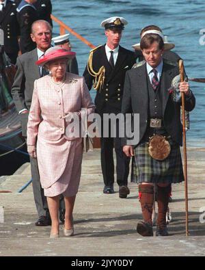 Foto del file datata 8/8/1995 della Regina Elisabetta II e del Duca di Edimburgo con il Duca di Argyle durante una visita a Oban quando lei e altri membri della Famiglia reale giunsero a riva dal Royal Yacht Britannia durante la tradizionale crociera attraverso le Western Isles. La Scozia è stata un luogo speciale per la Regina nel corso dei decenni, sia per le vacanze che per i doveri reali. Ha trascorso parte della sua luna di miele a Birkhall nella tenuta rurale Balmoral nell'Aberdeenshire e la tenuta era la sua residenza preferita in Scozia. Data di emissione: Giovedì 8 settembre 2022. Foto Stock