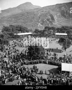 Foto del file datata 24/6/1953 della Regina Elisabetta II che ospita una festa in giardino negli spaziosi giardini del Palazzo di Holyroodhouse, Edimburgo. La Scozia è stata un luogo speciale per la Regina nel corso dei decenni, sia per le vacanze che per i doveri reali. Ha trascorso parte della sua luna di miele a Birkhall nella tenuta rurale Balmoral nell'Aberdeenshire e la tenuta era la sua residenza preferita in Scozia. Data di emissione: Giovedì 8 settembre 2022. Foto Stock