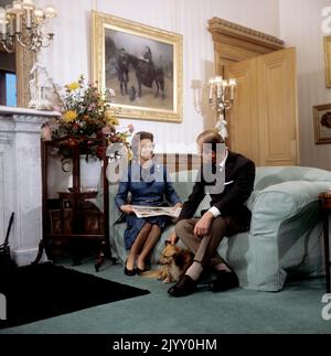 Foto del file datata 26/9/1976 della Regina Elisabetta II e del Duca di Edimburgo durante la loro tradizionale pausa estiva al Castello Balmoral. La coppia reale si vede con 'Tinker', una croce tra un corgi e un lungo dachshund dai capelli. Sullo sfondo è un dipinto della regina Vittoria con John Brown a Osborne House, dipinto da Sir Edwin Landseer. Durante il suo regno, la regina possedeva più di 30 corgis, con molti di loro discendenti diretti da Susan, che le fu dato come regalo di 18th compleanno dai suoi genitori nel 1944 ed era così amata che accompagnava la principessa Elisabetta nella sua luna di miele. Problema dat Foto Stock