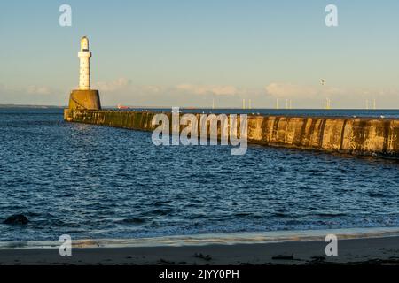 Aberdeen, Scozia, Regno Unito, novembre 20th 2022, breakwater di Aberdeen all'estuario del fiume Dee. Foto Stock