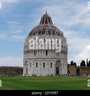 I turisti si riuniscono intorno al Battistero in Piazza dei Miracoli, Pisa, Toscana, Italia. Foto Stock