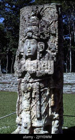 Chacmool (chac-mool) una forma di scultura maya, pre-colombiana mesoamericana, raffigurante una figura reclinabile con la testa rivolta a 90 gradi dalla parte anteriore, che si sostiene sui gomiti e che sostiene una ciotola o un disco sul suo stomaco. Queste figure forse simboleggiavano guerrieri uccisi che portavano offerte agli dei. Chichen Itza Messico; 100-1500 d.C. Foto Stock