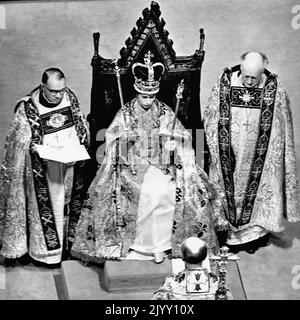 Foto del file datata 02/06/53 della regina Elisabetta II che indossa la corona di Sant'Edoardo e che porta lo sceptre e la verga dopo la sua incoronazione nell'Abbazia di Westminster, Londra. L'incoronazione della Regina, ricca di significato religioso, è stata un impulso morale per una nazione affamata di trageantry dalla guerra, e per un giorno le feste di strada hanno bandito le difficoltà del razionamento e delle carenze e anche il tempo atrocio e non stagionale non ha smorzato l'entusiasmo. Data di emissione: Giovedì 8 settembre 2022. Foto Stock