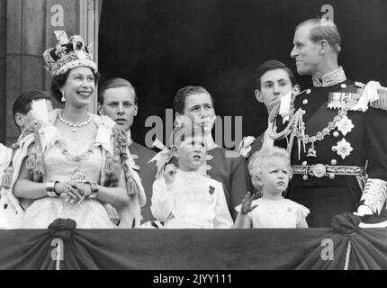 Foto del file datata 02/06/53 della Regina Elisabetta II, del Principe di Galles, della Principessa reale e del Duca di Edimburgo dopo l'incoronazione della Regina. L'incoronazione della Regina, ricca di significato religioso, è stata un impulso morale per una nazione affamata di trageantry dalla guerra, e per un giorno le feste di strada hanno bandito le difficoltà del razionamento e delle carenze e anche il tempo atrocio e non stagionale non ha smorzato l'entusiasmo. Data di emissione: Giovedì 8 settembre 2022. Foto Stock