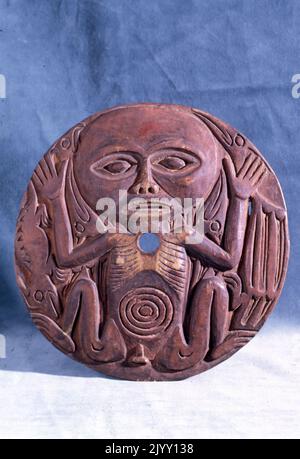 Scudo di legno indiano nativo. Decorato, Eskimo, (Inuit). Canada 1884 Foto Stock