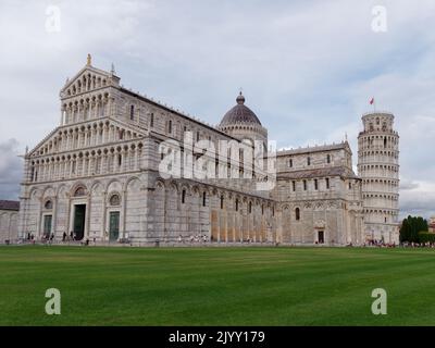 Piazza dei Miracoli a Pisa, Toscana, Italia. Cattedrale con la famosa Torre Pendente di Pisa proprio. Foto Stock