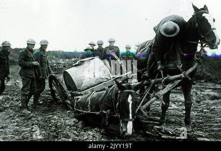 Le forze britanniche lottano attraverso il fango nella Battaglia di Ypres 1917. Prima guerra mondiale Foto Stock