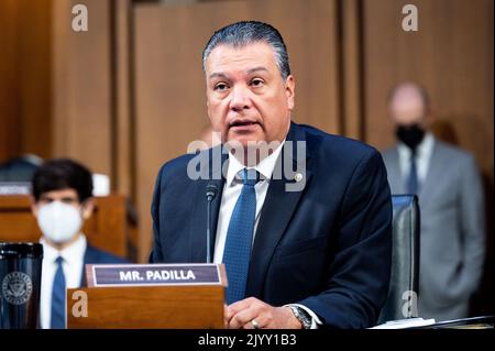 Washington, Stati Uniti. 08th Set, 2022. Il senatore americano Alex Padilla (D-CA) che parla a una riunione del Comitato giudiziario del Senato. Credit: SOPA Images Limited/Alamy Live News Foto Stock