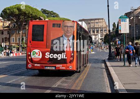 Elezioni politiche italiane del 25 settembre 2022. Enrico letta, leader del poster del Partito democratico Italiano PD su un autobus pubblico. Roma, Italia Foto Stock