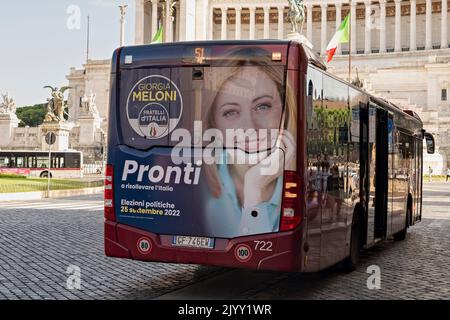 Elezioni politiche italiane del 25 settembre 2022. Giorgia Meloni, leader del Partito Fratelli d’Italia, poster su autobus pubblico. Roma, Italia Foto Stock