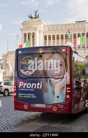 Elezioni politiche italiane del 25 settembre 2022. Giorgia Meloni, leader del Partito Fratelli d’Italia, poster su autobus pubblico. Roma, Italia Foto Stock