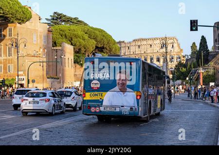 Elezioni politiche italiane del 25 settembre 2022. Giuseppe Conte leader del movimento 5 Stelle party M5S, poster su un autobus pubblico. Roma, Italia Foto Stock