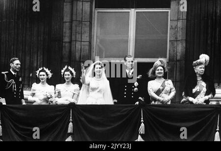 File foto datata 20/11/1947 del matrimonio reale appaiono sul balcone di Buckingham Palace dopo che la principessa Elisabetta (in seguito regina Elisabetta II) fu sposata con il tenente Philip Mountbatten (in seguito Duca di Edimburgo) in una cerimonia presso l'Abbazia di Westminster. Da sinistra: Re Giorgio VI, Principessa Margaret, non identificata, la sposa Principessa Elisabetta (successivamente Regina Elisabetta II), il luogotenente Filippo Mountbatten successivamente Duca di Edimburgo), la Regina Madre e Regina Maria, vedova di Giorgio V. la coppia reale era il Principe Charming e Fairy Princess del paese e il loro matrimonio a Westminste Foto Stock