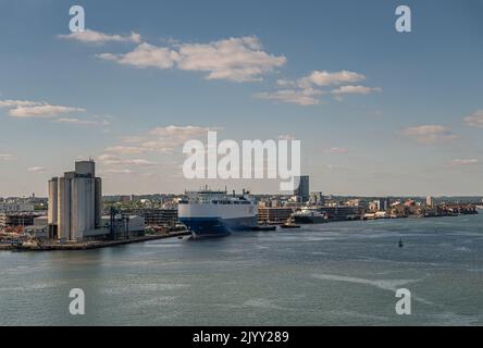 Southampton, Inghilterra, Regno Unito - 7 luglio 2022: Panorama del porto. Supporto del veicolo bianco-blu AD ARCO ancorato al molo. Sioli di grano sinistra, e più ampio paesaggio urbano e itch Foto Stock