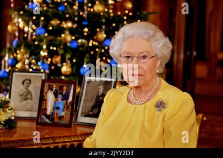 Foto del file datata 24/12/2013 della Regina Elisabetta II dopo aver registrato la trasmissione del suo giorno di Natale al Commonwealth, nella Blue Drawing Room a Buckingham Palace nel centro di Londra. Data di emissione: Giovedì 8 settembre 2022. Foto Stock