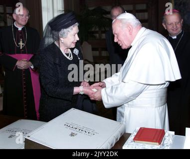 Foto del file datata 17/10/2000 della Regina Elisabetta II che ha scambiato regali con Papa Giovanni Paolo II durante un'udienza in Vaticano a Roma. Data di emissione: Giovedì 8 settembre 2022. Foto Stock