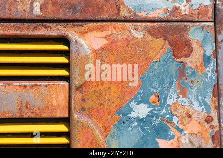 Stati Uniti, Washington state, Whitman County. Palouse. Vecchio arrugginito e dipinto attrezzature agricole. Foto Stock