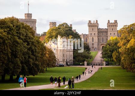 Windsor, Regno Unito. 8th Settembre 2022. I residenti locali arrivano dalla Long Walk per rendere omaggio all'esterno delle porte del Castello di Windsor poco dopo l'annuncio da parte di Buckingham Palace della morte della Regina Elisabetta II Un Union Jack vola a metà albero. La regina Elisabetta II, il monarca più longevo del Regno Unito, morì a Balmoral nel pomeriggio all'età di 96 anni dopo un regno della durata di 70 anni. Credit: Notizie dal vivo di Mark Kerrison/Alamy Foto Stock