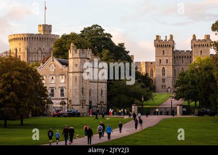 Windsor, Regno Unito. 8th Settembre 2022. I residenti locali arrivano dalla Long Walk per rendere omaggio all'esterno delle porte del Castello di Windsor poco dopo l'annuncio da parte di Buckingham Palace della morte della Regina Elisabetta II Un Union Jack vola a metà albero. La regina Elisabetta II, il monarca più longevo del Regno Unito, morì a Balmoral nel pomeriggio all'età di 96 anni dopo un regno della durata di 70 anni. Credit: Notizie dal vivo di Mark Kerrison/Alamy Foto Stock