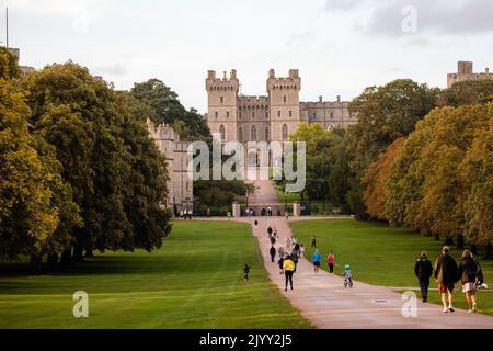 Windsor, Regno Unito. 8th Settembre 2022. I residenti locali arrivano dalla Long Walk per rendere omaggio all'esterno delle porte del Castello di Windsor poco dopo l'annuncio da parte di Buckingham Palace della morte della Regina Elisabetta II Un Union Jack vola a metà albero. La regina Elisabetta II, il monarca più longevo del Regno Unito, morì a Balmoral nel pomeriggio all'età di 96 anni dopo un regno della durata di 70 anni. Credit: Notizie dal vivo di Mark Kerrison/Alamy Foto Stock